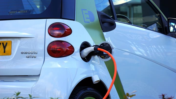 Comparing Batteries for Electric Vehicles: Technology, Performance, and Future Prospects